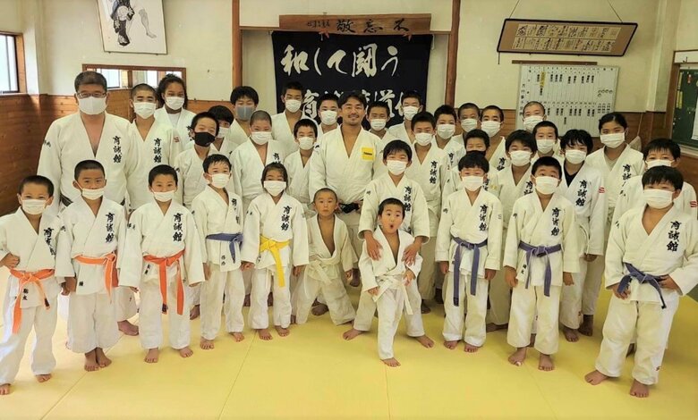 幼少期に育った育成館道場を訪問した橋本