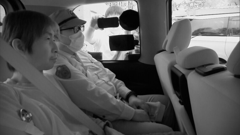 送検される夫の保谷仁容疑者（22日午前）