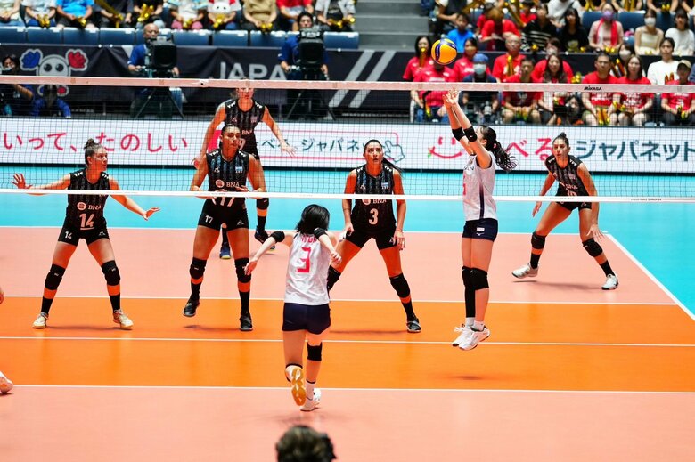 「マッハ」セッター 6 関菜々巳が前方にトス