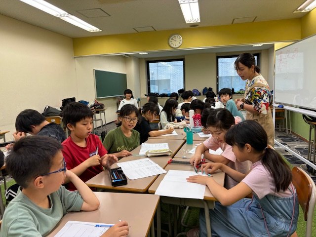 基礎学習は先生や仲間と教え合う