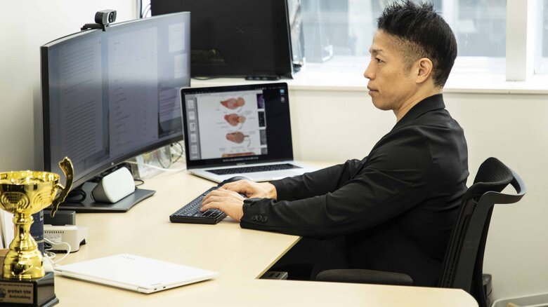 「バズーカ岡田」こと岡田隆さん