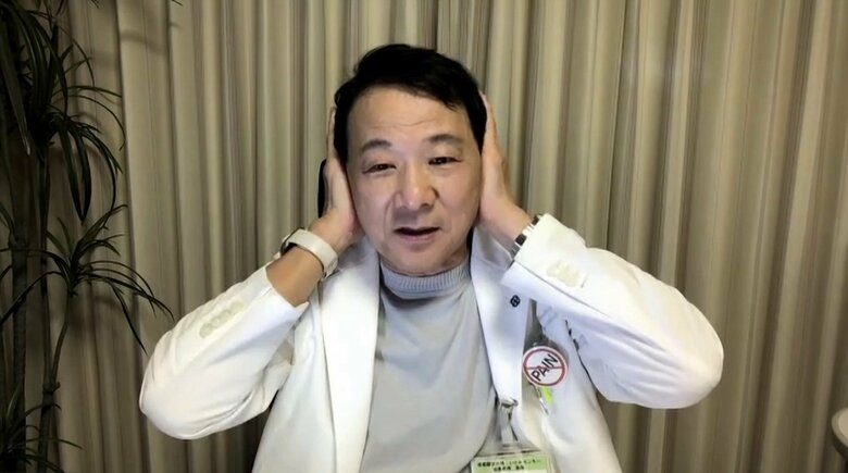 手のひらで耳全体を覆い円を描くように後ろに5回まわす