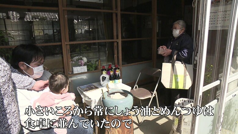 父・房信さんが働いていた醤油店に訪れた櫻田朋房さん家族ら