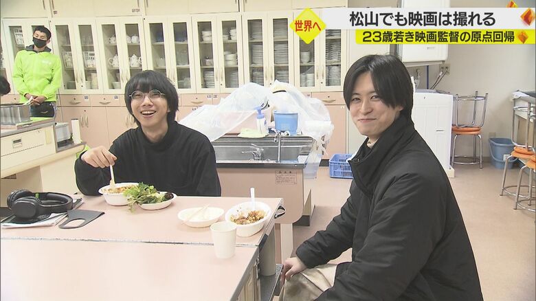 昼休憩時にはリラックスした姿も