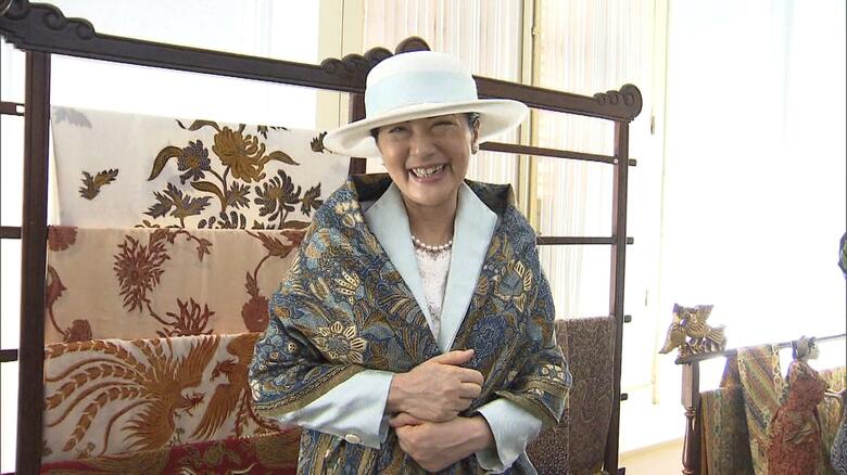 伝統的な染め物「バティック」を身にまとわれる（ボゴール宮殿）