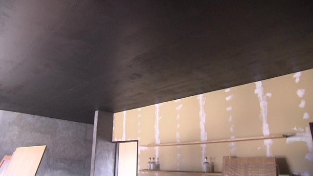 レストランバーは自分たちで内装も　天井や壁には川内村の炭を使用