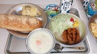 懐かしい揚げパンに銀色の食器…お母さんが家で作ってくれた「給食」の再現度が高い