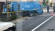 「すごい音がした」ゴミ収集車がマンションに突っ込む　運転手けが　対向車線から右折のトラック避けハンドル操作誤ったか