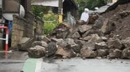 【台風情報】ダブル台風　長野県内は27日昼前にかけ激しい雨の所も　27日正午までの24時間降水量は北部80、中部120、南部150ミリ　諏訪の3時間雨量は6月の観測史上最大　石垣が通学路をふさぐ被害も