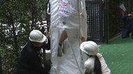東京・北区の小学校火災受け避難訓練　教職員が「救助袋」を使って3階から1階まで避難「子供たちに上手に伝えたい」