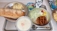 懐かしい揚げパンに銀色の食器…お母さんが家で作ってくれた「給食」の再現度が高い