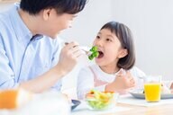 子どものむし歯との関係は低かった？親子での「食器共有」に日本口腔衛生学会が情報発信…適切な予防法を聞いた