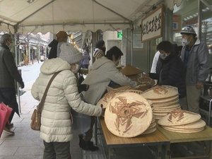 例年なら歩行者天国に…冬の風物詩『二十四日市』 竹などでできた民芸品販売 コロナの影響で規模を縮小