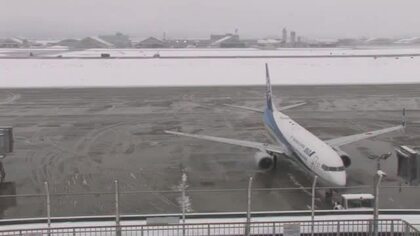 小松空港滑走路に「縦20センチ横15センチの穴」発見、国内・国際線16便が欠航する事態に