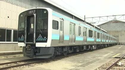 28年ぶり新車両！JR東日本が「E131系」を公開　アルプスの山を思わせるドット柄デザイン　座席の幅は2センチ広く、防犯カメラも設置　2026年秋ごろ運転開始