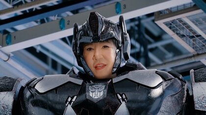 和田アキ子「トランスフォームするかっ」巨大ロボに変身!? くしゃみで演者を吹き飛ばす