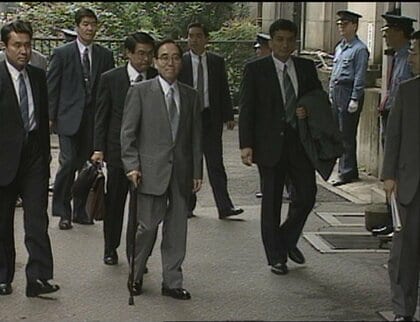 公務に復帰し警察庁に入る国松長官(当時) 1995年6月