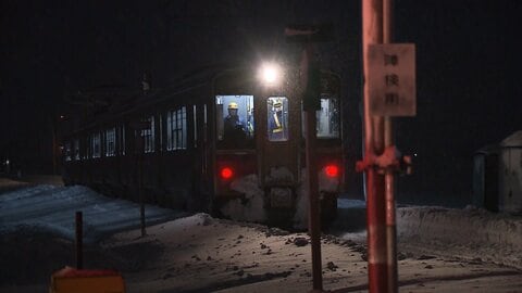 列車が立ち往生し乗客82人が一時車内に取り残される　線路上の積雪のため　青森県の奥羽本線