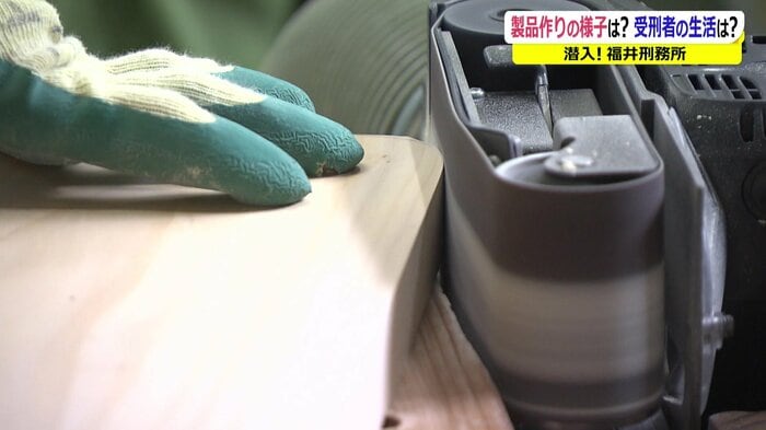 男性受刑者が木材を削る様子