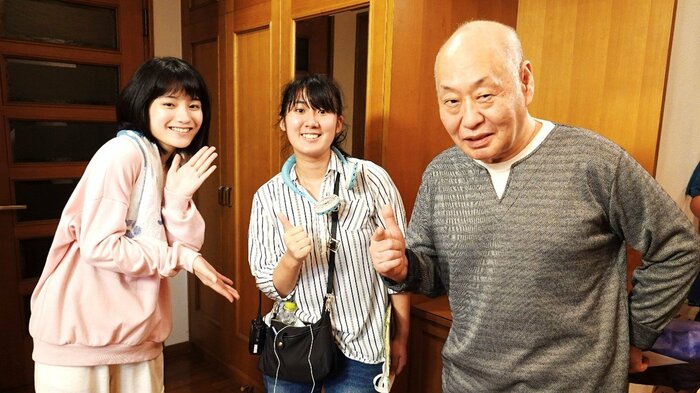 撮影現場での平野監督(中央) 香里役・蒔田彩珠さん(左)、じぃじ役・泉谷しげるさん(右)と共に