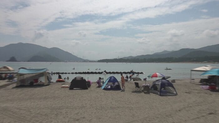 花火の打ち上げ事故があった高浜町のビーチ（26日撮影）