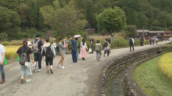 クマが出没した現場付近 岐阜県白川村の白川郷 2025年10月6日