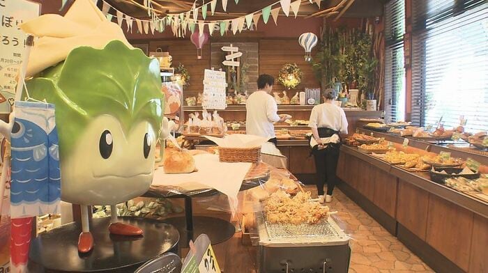 店頭にディスプレイされる「コールスロールくん」