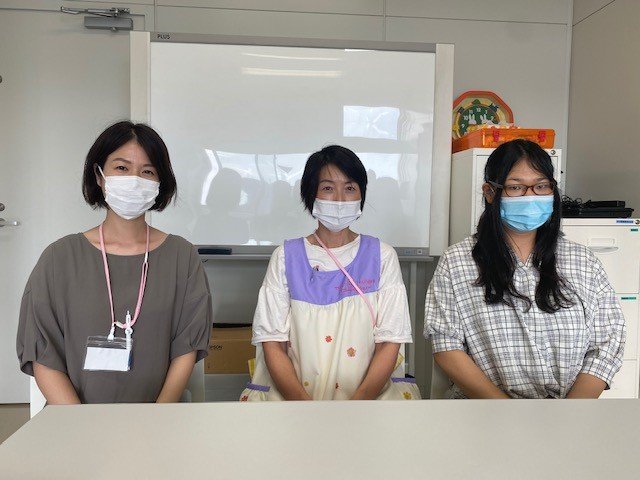 左からキッズドアの石野絢子さん、保育士の古林いづみさん、臨床心理士の諏訪弘恵さん