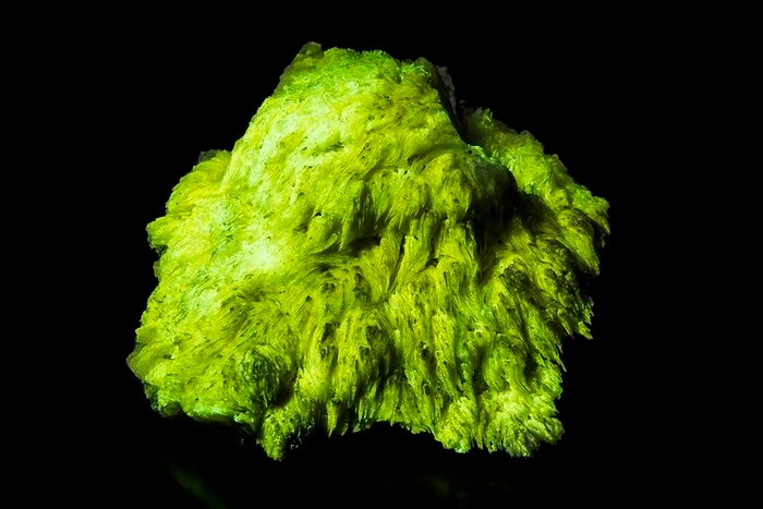 北海道石を含むオパール（長波紫外線を当てると黄緑色の蛍光を発する。横幅5センチ）[提供：相模中央化学研究所 田中陵⼆・主任研究員]