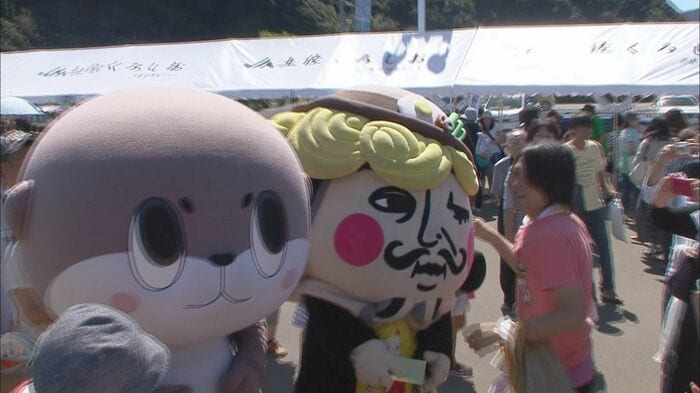 しんじょう君の頭は須崎名物「なべ焼きラーメン」。他のキャラクターにかぶせてあげることで友だちになる