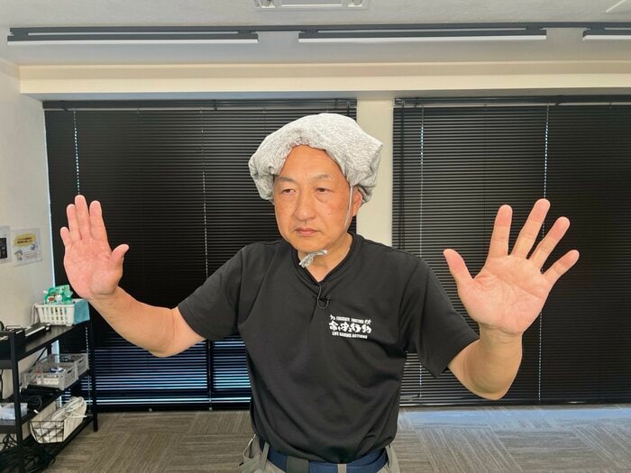 紐を結んで頭に固定（特集班撮影）