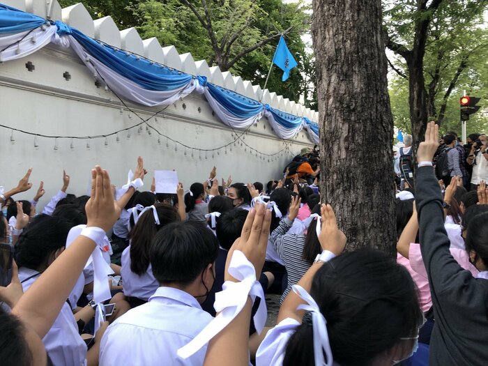 教育省前に集まった数百人の高校生たち