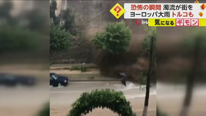 大量の土砂が道を歩く人に向かって流れ落ちる(IHA)