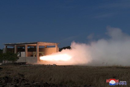 2023年11月に実施された中長距離弾道ミサイル用ロケットの地上噴射試験。