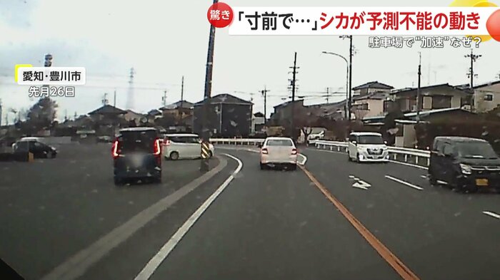 駐車場に進入した黒いミニバン（左）