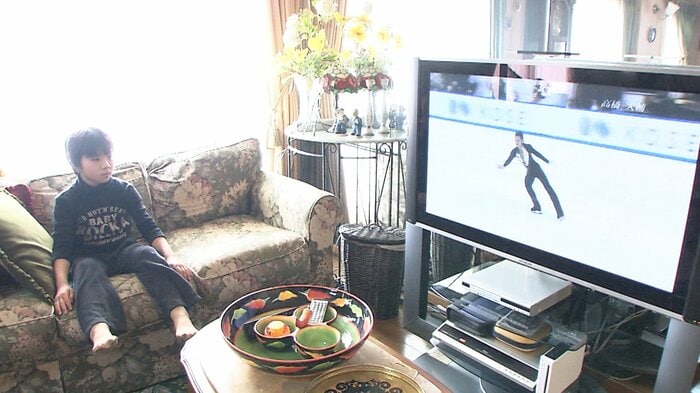 リビングで高橋さんの演技を見つめる小学生のときの宇野