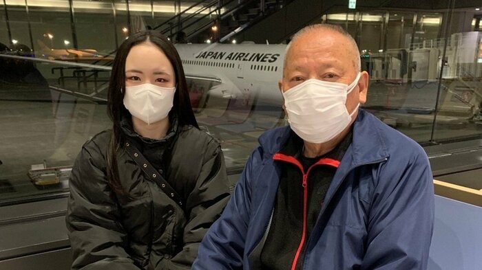 えひめ丸衝突事故で亡くなった中田淳さんの父、中田和男さんと孫の綾奈さん(ハワイへ向かう2月7日)