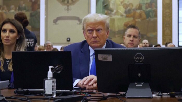 一族経営企業の不正をめぐる民事訴訟で、裁判所に出廷したトランプ氏(ニューヨーク・10月24日)
