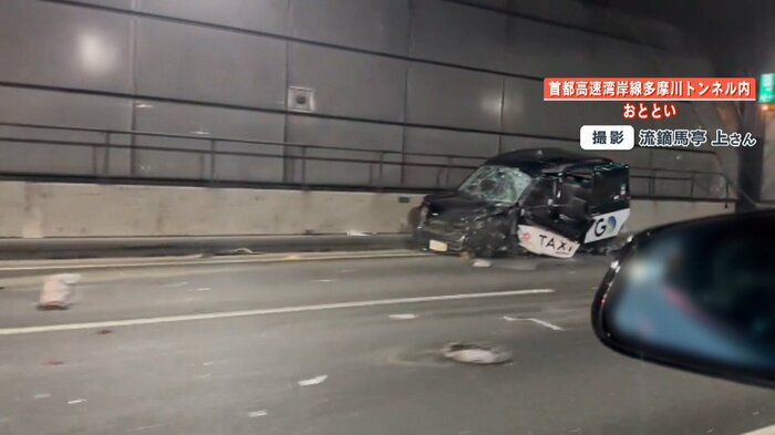 道路には金属片が散乱
