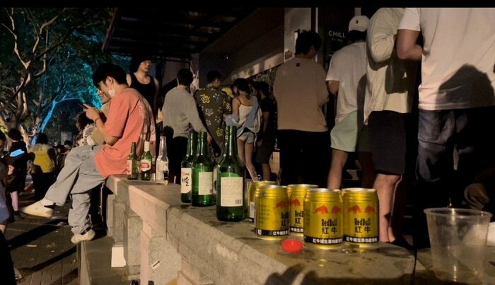 “野外酒場”と化した現場 長期に及んだ封鎖生活の反動か(6月1日午前0時半頃)