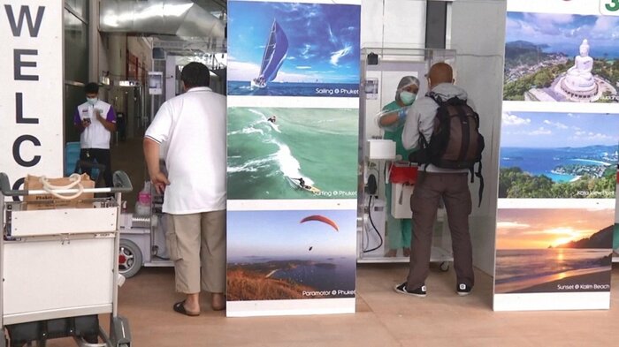 空港でPCR検査を受ける観光客