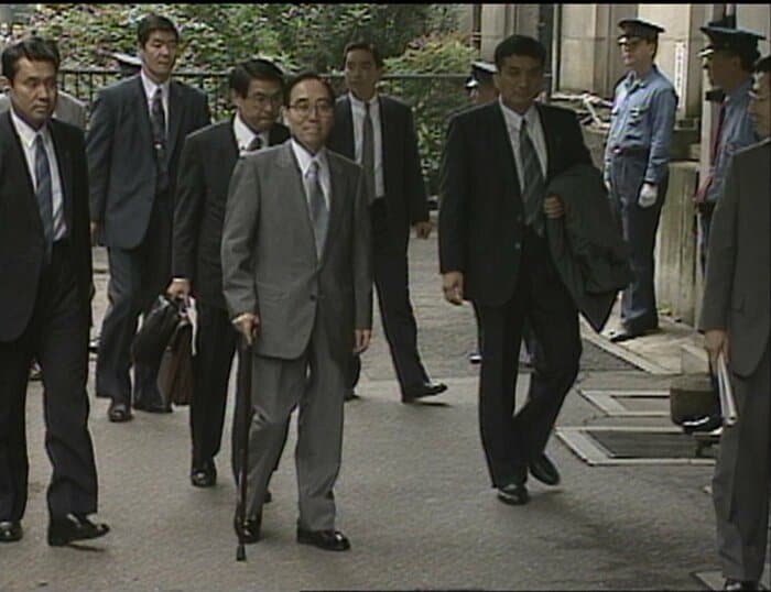 公務に復帰し警察庁に入る国松長官(当時) 1995年6月
