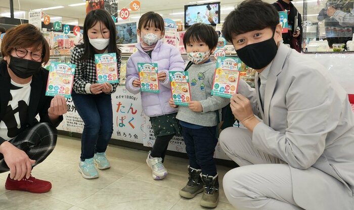 こてつの2人とシールラリーで触れ合う子どもたち