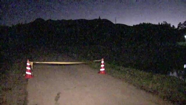 午後7時ごろに撮影した現場の様子 街灯も少なく真っ暗に