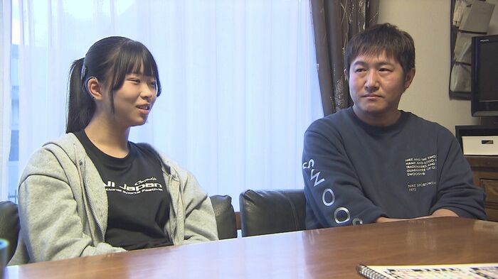 右・父の昭仁さん