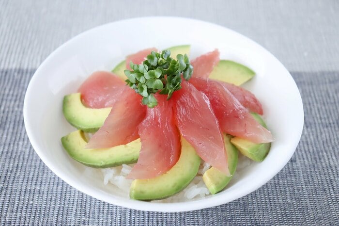 赤身のマグロもアボカドと食べれば中トロのような濃厚さに