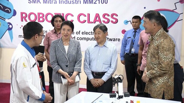 ロボットを操作する生徒と会話される両陛下(職業専門高校)