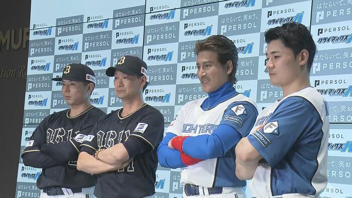 右から清宮幸太郎選手、新庄剛志監督、岸田護監督、若月健矢選手