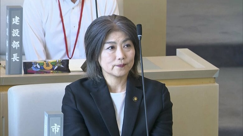 不信任可決から一夜　田久保市長は問いかけに応じることなく無言で登庁　議会解散か？辞職・失職か？　判断の期限は9月11日｜FNNプライムオンライン