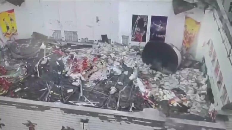 体育館の屋根崩落で10人死亡　別工事で使用の石材が屋根の上に置かれ…安否不明者の捜索続く　中国｜FNNプライムオンライン